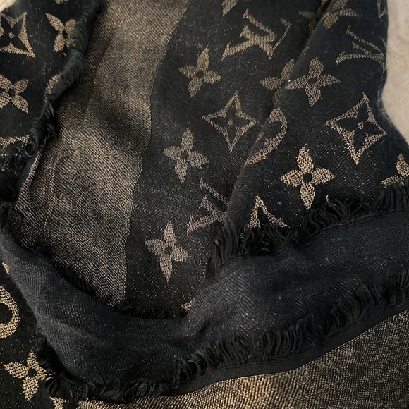 Louis Vuitton Navy Blue Scarf/Wrap🔥 - Picture 9 of 10